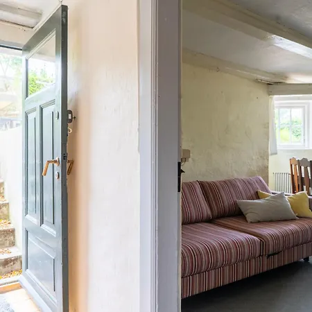 Rummeligt Kaeldervaerelse Med Egen Indgang Og Privat Terrasse Naer Aarhus Brabrand