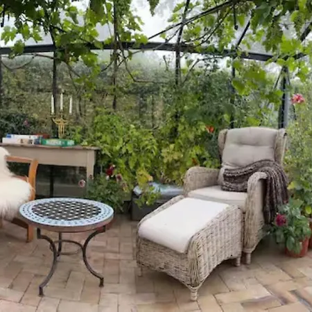 Rummeligt Kaeldervaerelse Med Egen Indgang Og Privat Terrasse Naer Aarhus Brabrand