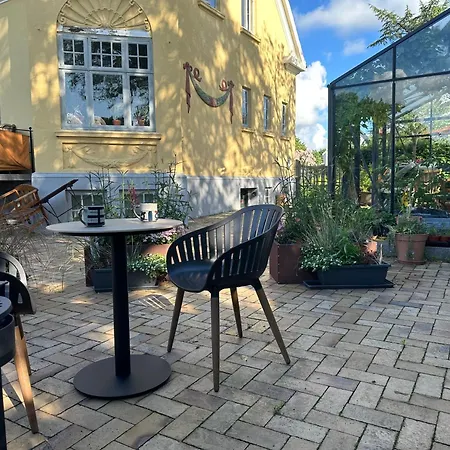 Bed & Breakfast Rummeligt Kaeldervaerelse Med Egen Indgang Og Privat Terrasse Naer Aarhus Brabrand