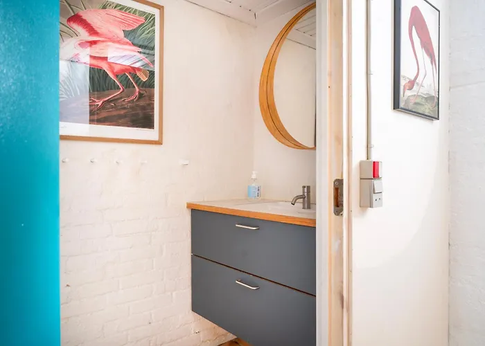 Lyst Og Rummeligt Kaeldervaerelse Med Egen Indgang Og Parkering B&B 브라브랜드