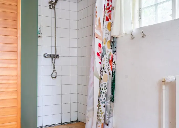 B&B Lyst Og Rummeligt Kaeldervaerelse Med Egen Indgang Og Parkering